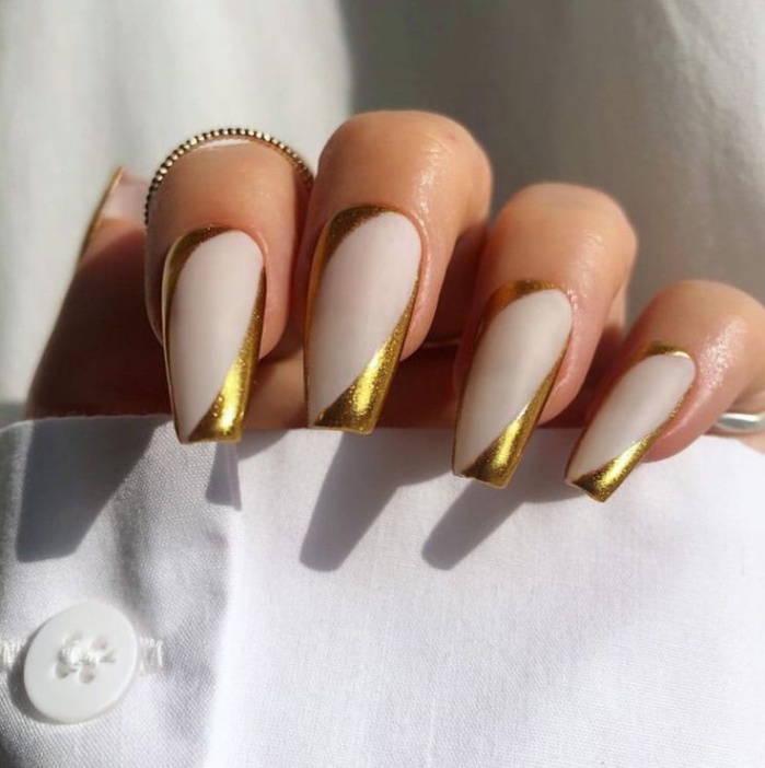 Elegant Gold Nail Designs