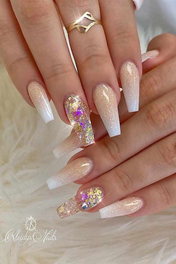 Niche Utama 1  Best White And Gold Nails To Try Yourself - StayGlam