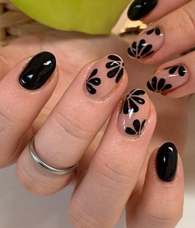 Niche Utama 1  Black Nail Art Ideas That Are (Almost) As Dark As Your Soul