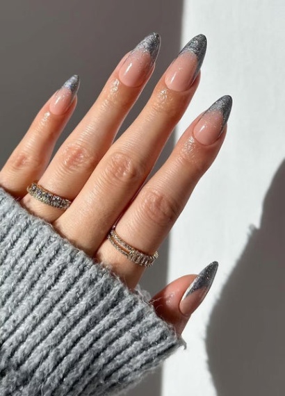 Niche Utama 1  Stunning Silver Nail Designs For A Sparkling Manicure – Maniology