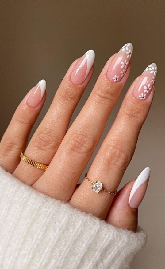 Niche Utama 1  Trendy Flower Nail Designs That You Should Try : White Flower