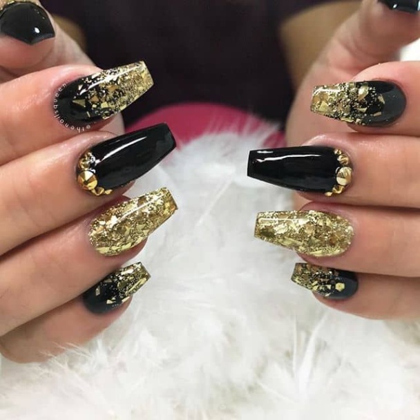 Niche Utama 2  Jaw Dropping Black And Gold Nail Designs That Will Make You