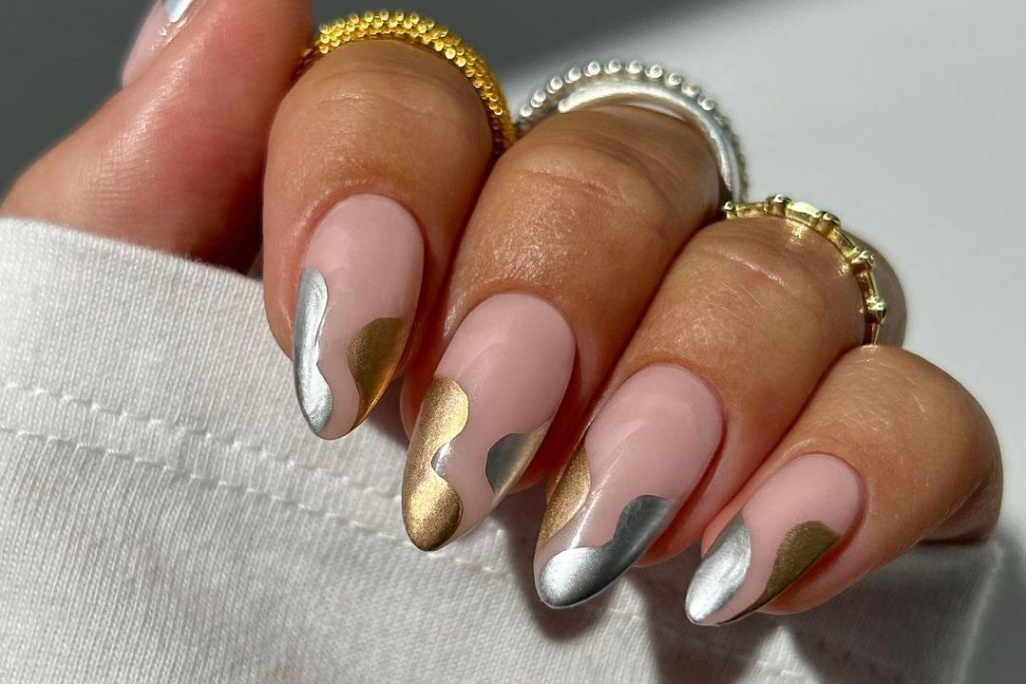 Niche Utama 2  Metallic Manicure Ideas We're Obsessed With This Season