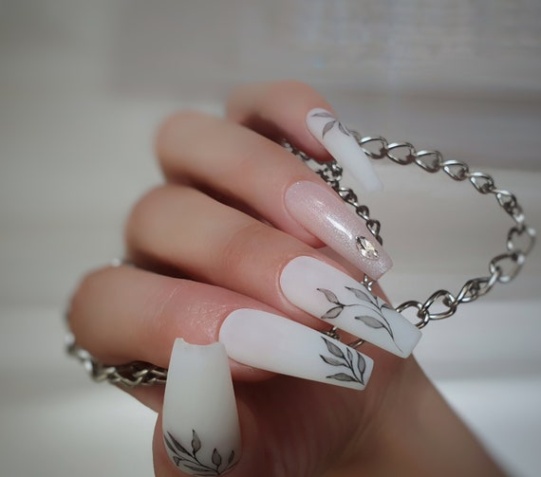 Niche Utama 2 Milky White Nails / Black Watercolor Nail Design Press Ons