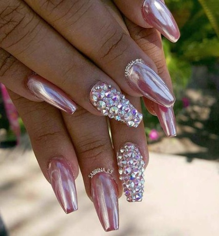 Niche Utama 2  Trendy Metallic Nail Designs To Copy Right Now - StayGlam